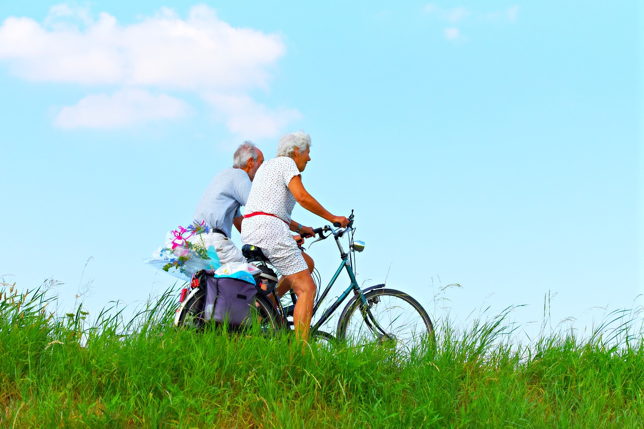 anziani in bicicletta